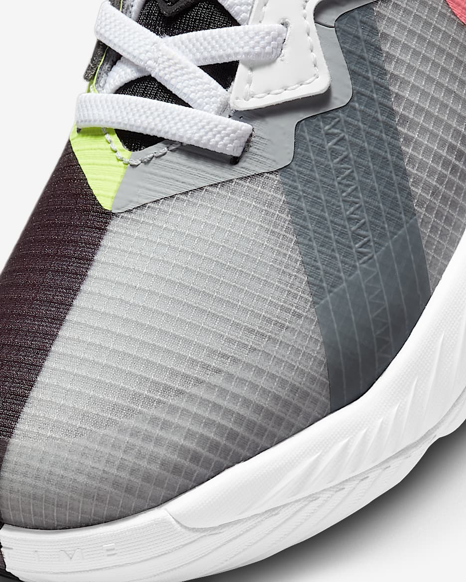 Calzado para ninos talla pequena LeBron 18 Low Bugs vs Marvin Nike MX